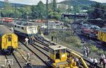 Aufräumarbeiten nach dem Zusammenstoß in Aschaffenburg. Links steht die entgleiste Zuglok 111 036 des IC 129, rechts der "Unfallverursacher" 215 149. (21.09.1982) <i>Foto: Joachim Bügel</i>