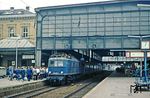 Und pünktlich zum neuen Quartal tauchte auch wieder der Rekrutenzug Dm 38238 von Würzburg nach Koblenz-Lützel im Rheintal auf, diesmal gezogen von 118 029. (04.10.1982) <i>Foto: Joachim Bügel</i>