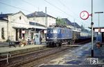 Zwei Tage später war die Würzburger 118 029 wieder im Plandienst - und bei deutlich besserem Wetter - vor E 3063 in Lauda unterwegs. (06.10.1982) <i>Foto: Joachim Bügel</i>