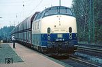 221 115 röhrt mit einem Ganzzug durch den Bahnhof Moers. (20.10.1982) <i>Foto: Wolfgang Bügel</i>