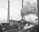 Im Bahnhofsvorfeld kommt dem nach Frankfurt Hauptbahnhof einfahrenden Fotografen die Gießener 01 095 mit D 383 (Frankfurt - Gießen - Betzdorf - Aachen) entgegen. (22.10.1961) <i>Foto: Joachim Claus</i>