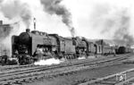 Die Lokomotiven der JZ-Reihe 11 waren 2'Dh2-Schlepptendermaschinen, die der ungarischen Reihe 424 entsprachen. Nach dem Zweiten Weltkrieg waren 13 ursprüngliche ungarische 424er in Jugoslawien verblieben, weitere 39 Stück lieferte die MÁVAG von 1947 bis 1948, 1955 kam eine letzte Lieferung von 10 Stück. Hier verlassen JZ 11-059 und 11-031 mit Schnellzug 1404 (Belgrad-Split) den Bahnhof Knin in Norddalmatien. (14.08.1959) <i>Foto: Slg. Joachim Claus</i>