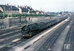 Eine unbekannte 141 R läuft im Bahnhof Nevers, einem Bahnknoten an den Strecken Orleans - Dijon - Lyon, ein.  (08.05.1966) <i>Foto: C. Gammell</i>