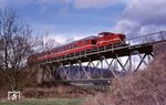 VL 13 (Mak, Bj. 1959, 240 PS, 55 km/h) vor VS 19 und VB 20 auf der Kinzigbrücke bei Wächtersbach. (03.03.1989) <i>Foto: Peter Schiffer</i>