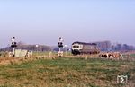 212 237 mit einem Eilzug aus Kleve auf dem Weg nach Nijmegen in Höhe der deutsch-niederländischen Grenze bei Groesbeek in den Niederlanden. (18.11.1989) <i>Foto: Peter Schiffer</i>