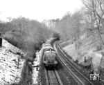 Etwas überraschend tauchte 212 204 mit einer Güterzugleistung an der Ostausfahrt des Hönebacher Tunnels auf, die normalerweise von Kasselaner 216 bespannt war. (17.02.1973) <i>Foto: Dieter Kempf</i>