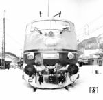 Die eingeschneite 103 115 wartet im Bahnhof Mittenwald auf ihren nächsten Einsatz. (24.02.1973) <i>Foto: Dieter Kempf</i>