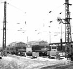 215 129 und 218 230 (beide vom Bw Mühldorf) in Gleis 6 und 7 in München Hbf. (25.02.1973) <i>Foto: Dieter Kempf</i>