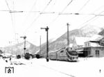 Für Ski-Urlauber fuhr schon seit dem Winterfahrplan 1969/70 der zum IC aufgewertete Turnuszug IC 1113/1112 zwischen Frankfurt/M und Seefeld/Tirol, der planmäßig als 601 verkehrte und hier in Mittenwald angetroffen wurde. (25.02.1973) <i>Foto: Dieter Kempf</i>