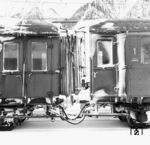 Zwei Vorkriegs-Eilzugwagen im harten bayerischen Wintereinsatz im Bahnhof Mittenwald. Solche Wagen bei diesem Wetter zu kuppeln war sicherlich kein Vergnügen.  (25.02.1973) <i>Foto: Dieter Kempf</i>