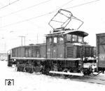 Die am 23.07.1932 beim Bw Rosenheim in Dienst gestellte E 60 10 und mittlerweile in Garmisch-Partenkirchen beheimatete 160 010 beim Rangieren in München Hbf. (25.02.1973) <i>Foto: Dieter Kempf</i>