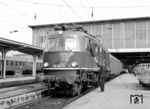 "Papierübergabe" an 118 022 vor einem Schnellzug in München Hbf. (01.03.1973) <i>Foto: Dieter Kempf</i>