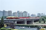 Ein Schnellzug vor der Skyline des modernen Pekings kurz vor dem Hauptbahnhof. (12.06.2004) <i>Foto: Manfred Kantel</i>