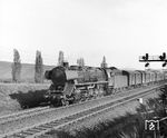 44 269 (Bw Hannover Hgbf) rollt auf der Cornberger Rampe talwärts dem Bahnhof Bebra entgegen. (21.04.1961) <i>Foto: Joachim Claus</i>