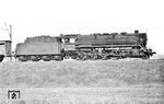 44 536 (Bw Leipzig-Wahren) mit einem Güterzug bei Leipzig, eine der zahlreichen Aufnahmen, die im Zusammenhang mit Ausflügen des bekannten DDR-Bildreporters Gerhard Illner entstanden. (09.03.1961) <i>Foto: Joachim Claus</i>