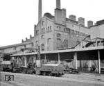 Fahrzeuge der Braunkohlengrube Wallensen vor der bereits stillgelegten Brikettfabrik. (11.11.1966) <i>Foto: Detlev Luckmann</i>