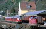 517 002 mit 517 003 treffen als N 5673 nach Wiesbaden in Bad Schwalbach auf die Darmstädter 212 056. (24.11.1982) <i>Foto: Joachim Bügel</i>