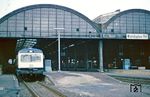 628 102/928 102 hatte seine Probefahrt auf der Aartalbahn erfolgreich abgeschlossen und rückt nun aus dem Wiesbadener Hauptbahnhof ins nahe Bw ein. (01.12.1982) <i>Foto: Joachim Bügel</i>