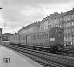 Als letzte der alten Wechselstrom-S-Bahn-Triebwagen verdienten zwei für Gleichstrom-Stromschienenbetrieb umgebaute Tonnendachtriebwagen ihr Gnadenbrot als Gepäckzug, hier ET 174 001 a/b aufgenommen in Hamburg-Altona. (14.05.1961) <i>Foto: Joachim Claus</i>