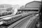 Ein S-Bahnzug ET 171 im Hamburger Hauptbahnhof. Links fährt gerade eine 03 mit dem Nachtzug aus Richtung Kopenhagen/Großenbrode/Lübeck ein, erkennbar am CIWL-Schlafwagen der Bauart „U-Hansa“. Er wird hier seine Fahrtrichtung wechseln und Wagen austauschen.  (14.05.1961) <i>Foto: Joachim Claus</i>