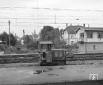 KDL 01-03 (Schöma, im Lieferzustand mit 22 PS Deutz-Motor) wurde am 15.08.1958 an die DB abgeliefert. Das beim Bw Karlsruhe stationierte Fahrzeug wartet hier auf ihre nächsten Aufgaben. (13.10.1961) <i>Foto: Joachim Claus</i>