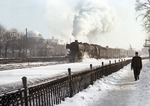 01 1083 verlässt im Winter 1958 den Bahnhof Hamburg-Dammtor und wird wenig später den Zielbahnhof Altona erreichen. (02.1958) <i>Foto: Walter Hollnagel</i>