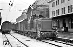 V 60 002 war am 20.01.1956 beim Bw Nürnberg Hbf in Dienst gestellt worden. Die noch nicht einmal ein Jahr alte Lok versieht auch im dortigen Hauptbahnhof ihre Rangieraufgaben. (12.1956) <i>Foto: Kurt Eckert</i>
