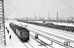 Blick über die winterlichen Anlagen des Nürnberger Rangierbahnhofs mit E 52 21, die mit dem Personalpendelzug unterwegs ist. (12.1956) <i>Foto: Kurt Eckert</i>