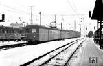 ET 32 022 (ex ET 31 012) fährt in Nürnberg Hbf ein. (12.1956) <i>Foto: Kurt Eckert</i>