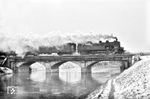 78 186 (Bw Frankfurt/M-3) überquert mit einem Eilzug die Niddabrücke bei Frankfurt-Nied.  (02.1957) <i>Foto: Kurt Eckert</i>