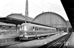 Der ehemalige SVT 137 227 (auch bekannt als "Fliegender Hamburger") wurde nach dem Krieg bis 1950 durch die U.S. Army als Lazarettzug genutzt. 1950/51 erhielt er eine hydraulische Leistungsübertragung (Achsfolge B'+2'+B') und wurde als VT 04 501 eingereiht. Sein Einsatz erfolgte in der sog. "Rheinblitz-Gruppe" des neu aufgebauten F-Zug-Netzes der Bundesbahn. Ende 1957 endete sein Einsatz bei der DB und er wurde an die Deutsche Reichsbahn (DR) in der DDR abgegeben. Das nunmehr beim Bw Berlin-Karlshorst beheimatete Fahrzeug erhielt dort seine Vorkriegsnummer SVT 137 227 zurück. 1968 wurde er ausgemustert. (02.1957) <i>Foto: Kurt Eckert</i>