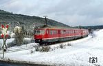 517 003 und 517 002 werden im Winter 1983 als N 5673 nach Wiesbaden gleich Bleidenstadt (Taunusstein) erreichen.  (20.01.1983) <i>Foto: Joachim Bügel</i>