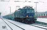 Im Schneetreiben wartet 118 016 vor E 3237 nach München auf Ausfahrt in Nürnberg Hbf. (05.02.1983) <i>Foto: Joachim Bügel</i>