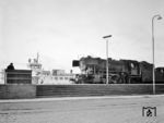 23 079 (Bw Emden) vor E 588 im Bahnhof Norddeich Mole. (09.01.1967) <i>Foto: Detlev Luckmann</i>