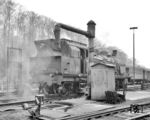 Die pr. T 18 auf der "Dampf-S-Bahn" Bergedorf - Aumühle lieferten immerhin noch eine Monatsleistung zwischen 7.000 und 9.000 km ab. Entsprechend hoch war auch der Bedarf an Lokomotiven: Im Dezember 1966 besaß das Bw Altona immerhin 34 pr. T 18. (09.04.1967) <i>Foto: Detlev Luckmann</i>