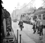 T 18-Treffen auf der dampfgeführten S-Bahn von Bergedorf im Bahnhof Aumühle, das auch andere Bewunderer auf sich zog. (10.04.1967) <i>Foto: Detlev Luckmann</i>