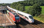403 001 fährt als ICE 1228 mit dem kuriosen Zuglauf München - Kassel - Dortmund - Frankfurt mit 200 km/h an der im Haltepunkt Leverkusen-Rheindorf stehenden S 31609 (Köln-Worringen - Essen Hbf) vorbei. (15.08.2016) <i>Foto: Joachim Bügel</i>