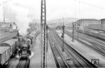 01 125 (Bw Würzburg) verlässt mit D 263 "Jugoslavia-Express" (Istanbul/Athen - Den Haag) den Hauptbahnhof von Aschaffenburg. (03.1957) <i>Foto: Kurt Eckert</i>