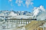 Zwei QJ auf dem berühmten 50 km langen Jingpeng-Pass Abschnitt, der die Da Xing Gan Berge zwischen Jingpeng und Galadesitai überwindet. Um den 1300 m Gipfel des Passes bei Shangdian zu erreichen, steigt die Linie auf beiden Seiten über eine Reihe von engen Hufeisenkurven, Tunneln und Viadukten, so wie hier über das große Viadukt bei Si Ming Yi. (10.02.2005) <i>Foto: Manfred Kantel</i>