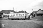 Triebwagen T 4 (Wismar, Baujahr 1934) der Wittlager Kreisbahn in Bohmte. Der Kreisbahnhof lag hier neben dem Staatsbahnbahnhof und hatte immerhin 7 Gleise. Die Personenzüge hielten an einem eigenen Bahnsteig vor dem DB-Bahnhofsgebäude auf dem Bahnhofsvorplatz. (16.05.1961) <i>Foto: Joachim Claus</i>
