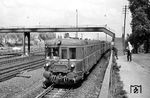 VT 33 213 (Westwaggon Köln, Baujahr 1935, ex VT 137 094) verlässt als Et 877 den Bahnhof Herford. (18.05.1961) <i>Foto: Joachim Claus</i>