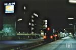 051 256 vor N 6178 nach Goslar im abendlichen Braunschweiger Hauptbahnhof.  (11.1975) <i>Foto: Dr. Uwe Knoblauch</i>
