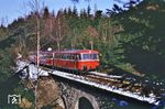 Eine dreiteilige Schienenbuseinheit passiert auf der Fahrt von Altenau nach Langelsheim das Einfahrvorsignal von Lautenthal. (23.02.1975) <i>Foto: Dr. Uwe Knoblauch</i>