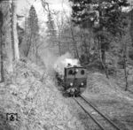 Auf der sog. "Barytbahn" bei Bad Lauterberg wird ein Zug mit Schwerspat von der Lok "HELENE" befördert. (04.05.1967) <i>Foto: Detlev Luckmann</i>