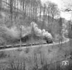 Ein Zug mit Lok "HELENE" auf dem Weg zur Verladestelle der Grube "Wolkenhügel". (04.05.1967) <i>Foto: Detlev Luckmann</i>
