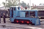 Die PKP V10c/250555 aus DDR-Produktion war auf der Waldbahn in Hajnowka wohl die modernste Lokomotive, auch wenn sie hier etwas Hilfe vor dem nächsten Einsatz benötigt. (01.08.1974) <i>Foto: Johannes Glöckner</i>