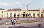 Die Bahnstrecke Glomno – Bialystok führt von der polnisch-russischen Grenze im ehemaligen Ostpreußen in südöstlicher Richtung durch die Landschaft Masuren zum Zentrum der Landschaft Podlachien, der Stadt Bialystok. Historisch ist die Bahnstrecke Glomno – Bialystok Teil der Strecke von Königsberg (heute Kaliningrad), in das heute in Weißrussland gelegene Brest, die im 19. Jahrhundert von der Ostpreußischen Südbahn-Gesellschaft und von der russischen Brest-Grajewsker Eisenbahngesellschaft gebaut wurde. Das stattliche Empfangsgebäude von Biaystok stammt ebenfalls aus der Gründerzeit. (01.08.1974) <i>Foto: Johannes Glöckner</i>