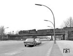 01 050 überquert mit einem Transitzug die "Straße des 17. Juni" am Haltepunkt Berlin-Tiergarten. (20.03.1962) <i>Foto: Joachim Claus</i>
