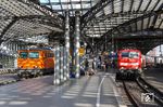 In Köln Hbf begegnen sich die ehemalige ÖBB-Lok 1142.435 vor dem Partyzug "Fun-Express" DPF 1898 nach Tostedt und die nach Köln-Messe/Deutz ausfahrende 111 101 mit RE 10907 nach Siegen. (26.08.2016) <i>Foto: Joachim Bügel</i>