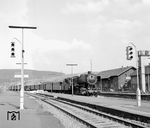 050 512 (Bw Hameln) ist mit einem Personenzug in Altenbeken eingetroffen. (29.04.1969) <i>Foto: Dieter Kempf</i>